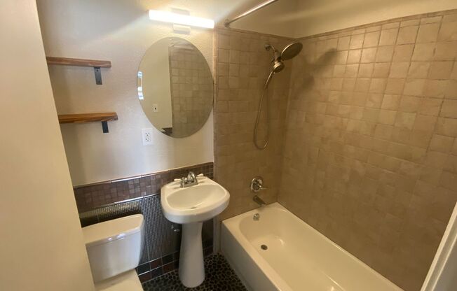 EPIC REA, INC.- Beautiful Noe Valley Remodeled 1 bed/ 1 bath with parking & laundry