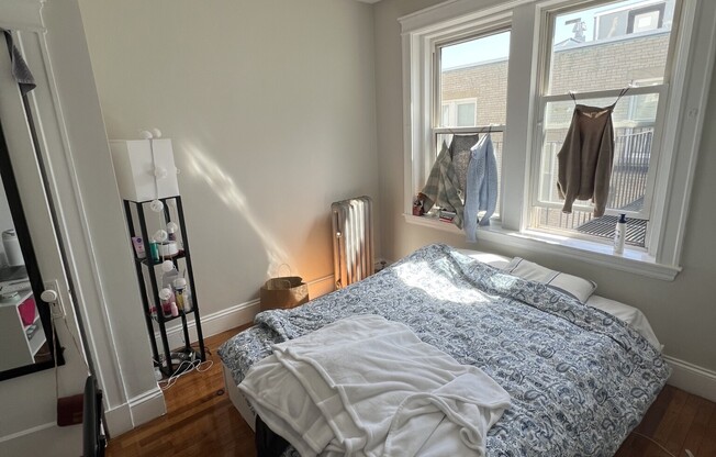 2 beds, 1 bath, $3,000, Unit 20