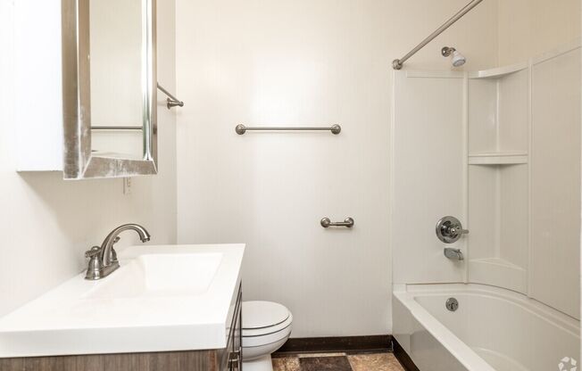 2 beds, 1 bath, 767 sqft, $995, Unit C22