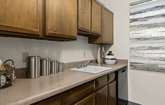 lots of cabinet space in kitchen