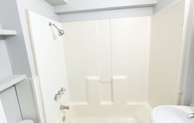 Cozy 2 Bed/1 Bath Home in Dutchtown!