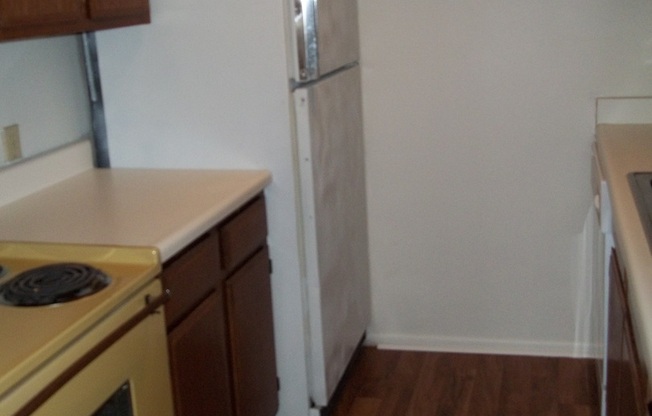 2 beds, 1 bath, $1,095, Unit 10