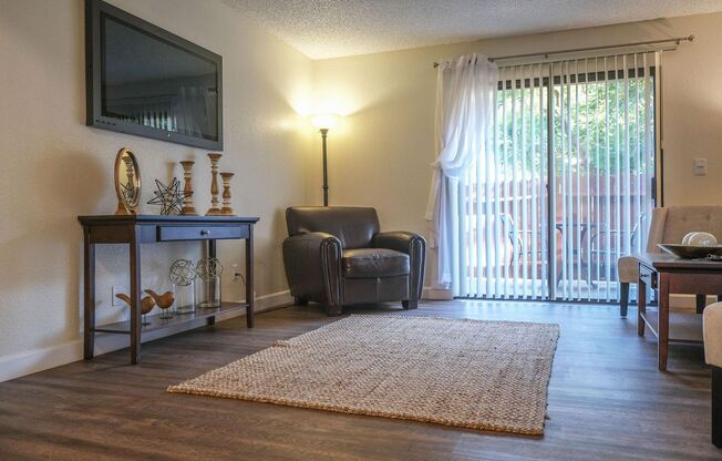 2 beds, 1 bath, 900 sqft, $1,570, Unit 1842-105