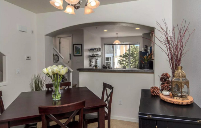 *2nd month of rent free!* Gorgeous Murrayhill Town Home in a community close to Shopping, Restaurants and Parks.