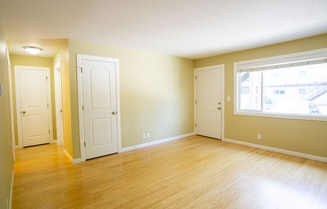 Corner 2-Bedroom in St. Johns w/Parking + 2 WEEKS FREE!!