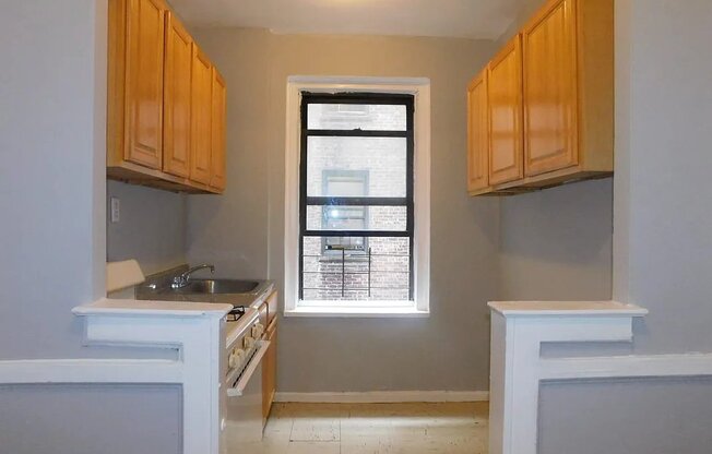 253 E 181 ST