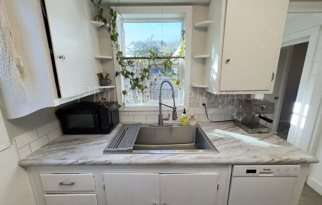2 beds, 1 bath, 904 sqft, $2,190