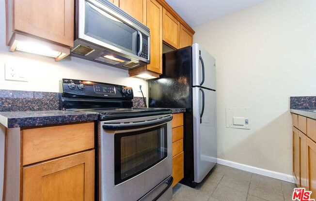 2 beds, 2 baths, 953 sqft, $4,300, Unit 561