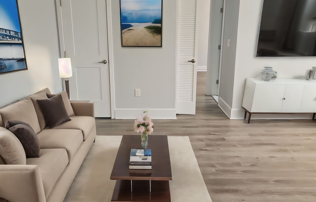 1 bed, 1 bath, 700 sqft, $2,100, Unit H-01