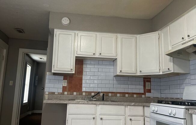 1 bed, 1 bath, 700 sqft, $780, Unit 425 Leeds Ave