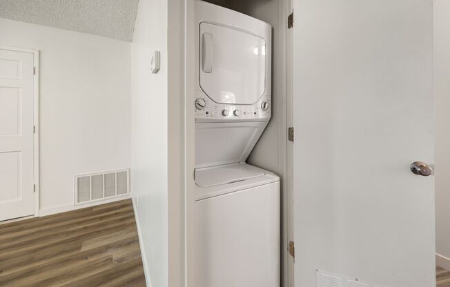 2 beds, 1 bath, 905 sqft, $1,470, Unit 18