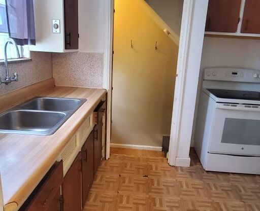 2 beds, 1 bath, $1,100