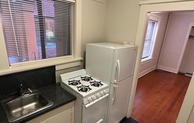 Studio, 1 bath, 352 sqft, $995, Unit 6