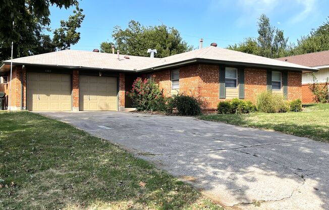 Welcome to this charming brick home located in the heart of Midwest City, OK.