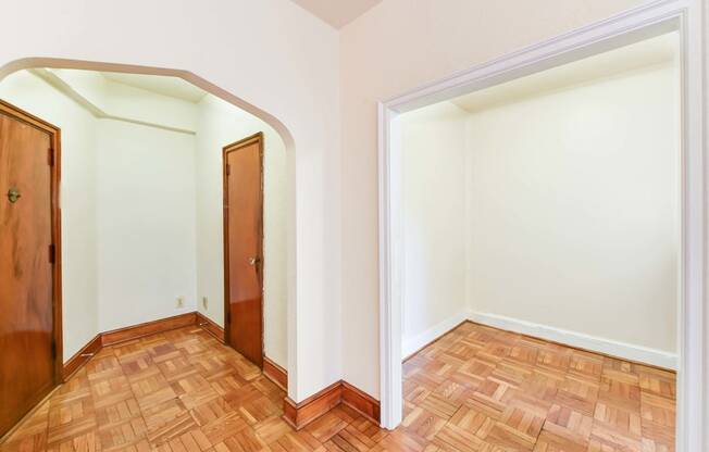 vacant entrance with hardwoord floors at eddystone apartments in washington dc