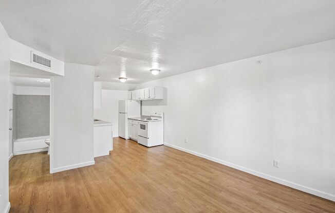 3 beds, 1 bath, 950 sqft, $975, Unit 201