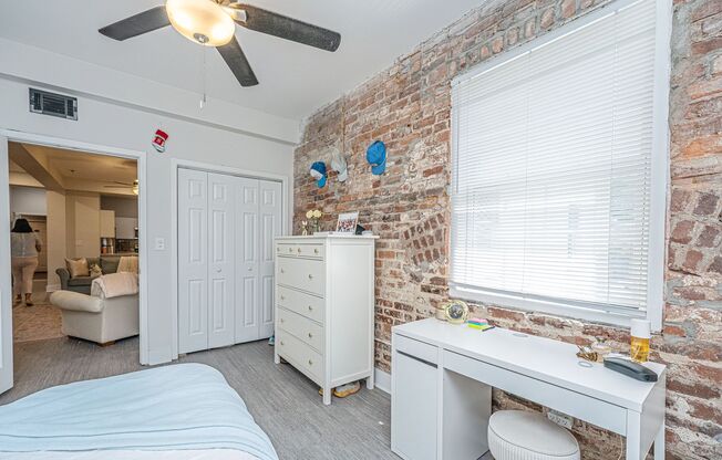 2 beds, 1 bath, 850 sqft, $2,100, Unit 113