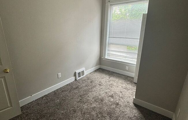 3 beds, 1 bath, 3 sqft, $1,495, Unit 2716 N Murray Ave Lower