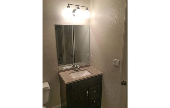 2 beds, 1 bath, 875 sqft, $1,600, Unit 220