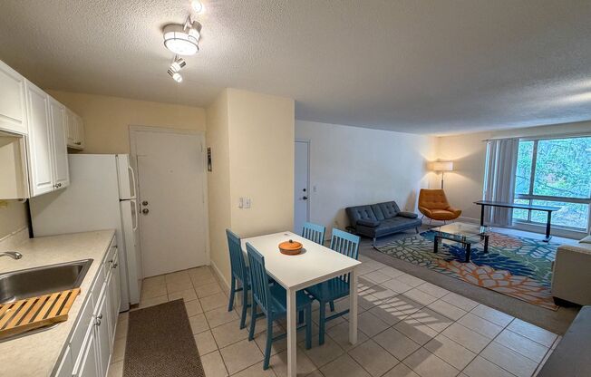 2 beds, 1 bath, $1,200, Unit Unit J-22