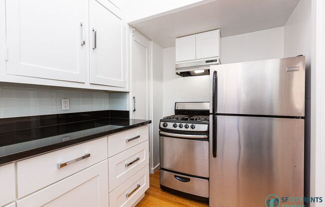 Sunset: Massive Remodeled Top Floor Apartment w/ Views, Onsite Laundry & Optional Parking