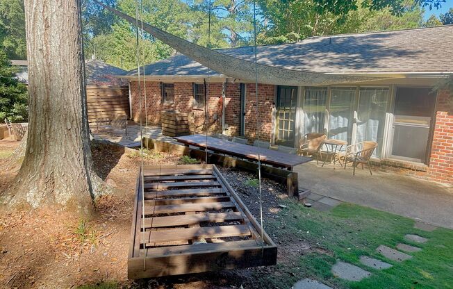 Super Cute One Level Home 1 mile from Toomers Corner