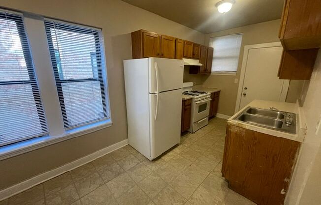 3 beds, 1 bath, $1,200, Unit 4842 #2S