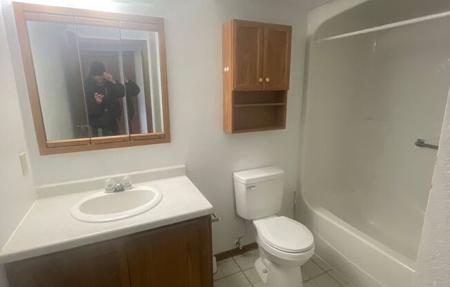 2 beds, 1 bath, 850 sqft, $800, Unit 701 - 10A
