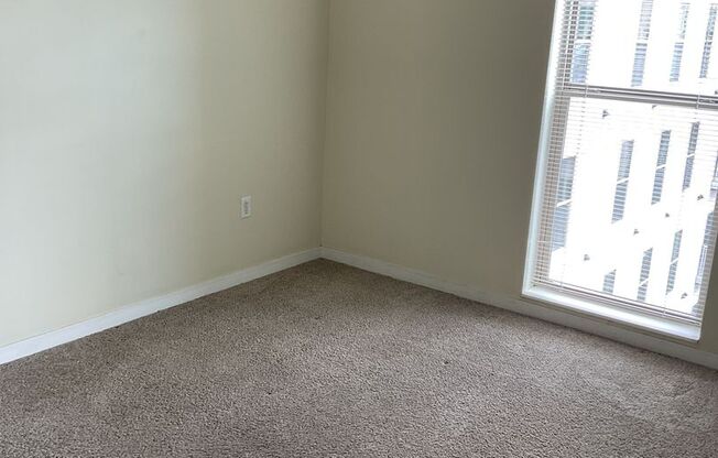 3 beds, 1 bath, 985 sqft, $2,310, Unit 601
