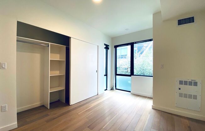 2 beds, 1 bath, $3,000, Unit 211