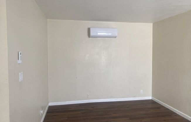 1 Bedroom 1  Bathroom unit available in Triplex in Oakland