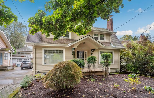 Huge 3 Bedroom 3 Bath Home in Laurelhurst