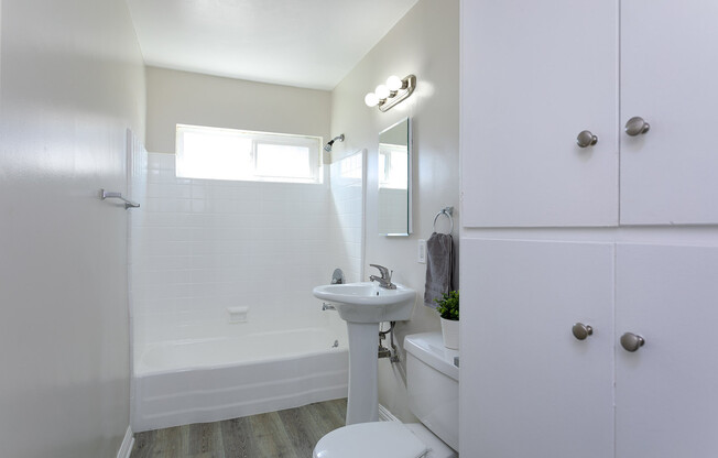 Studio, 1 bath, 444 sqft, $1,550, Unit 28