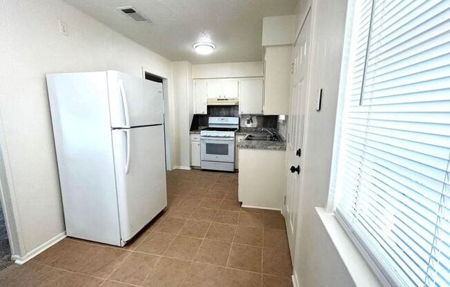 3 beds, 1 bath, $1,100