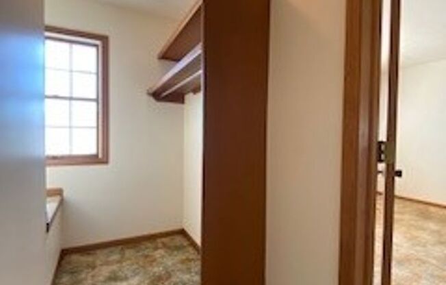 2 beds, 1 bath, $895, Unit APT. 3