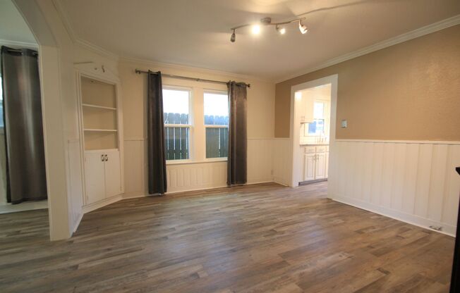 (("Wake Up in a Home YOU Love")) 2/2 STUNNING House Close to Exciting Downtown Fort Worth! An ABSOLUTE Must See Property ~ ALL Appliances Included ~ Charming Master Suite w/ Wardrobe & Backyard w/ Garage & Workshop Space ~ APPLY TODAY !!