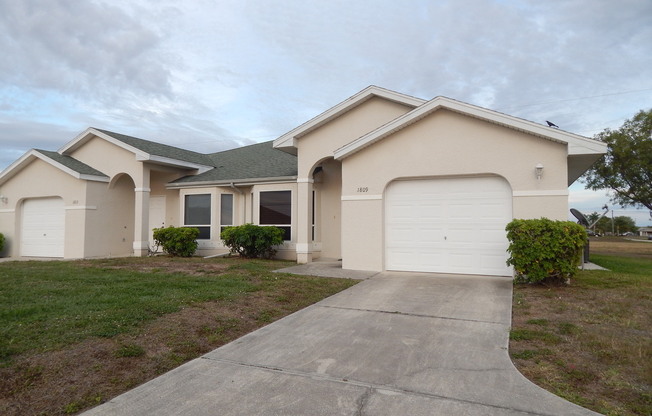 2 Bedroom 2 Bath Short Term Furnished Cape Coral Duplex with garage and Screened in Lanai