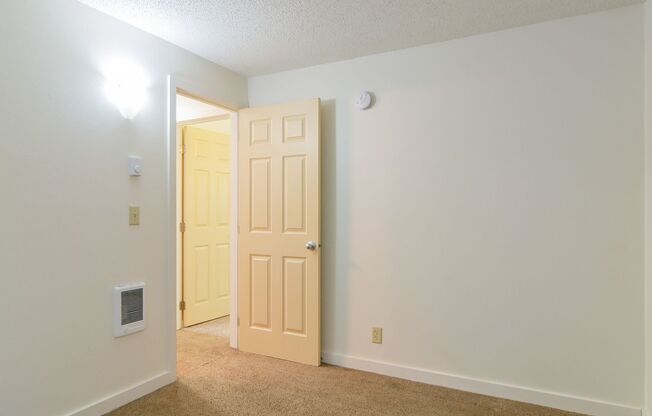 2 beds, 1 bath, $1,600, Unit 5