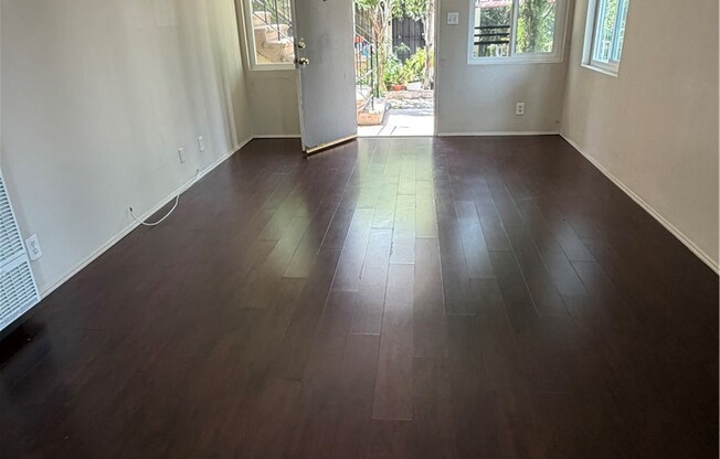 1 bed, 1 bath, 700 sqft, $1,595