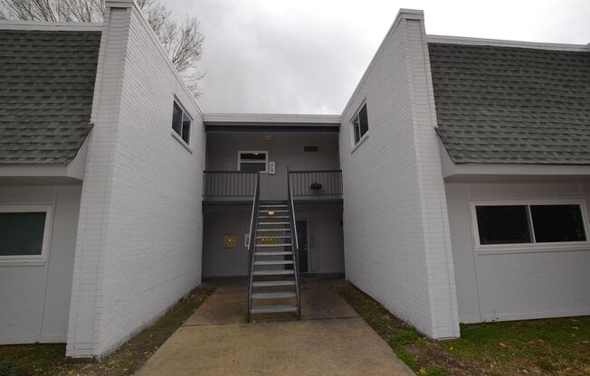 Newly renovated! 2 bedroom 1 bath townhouse loaded with amenities in Donaldsonville
