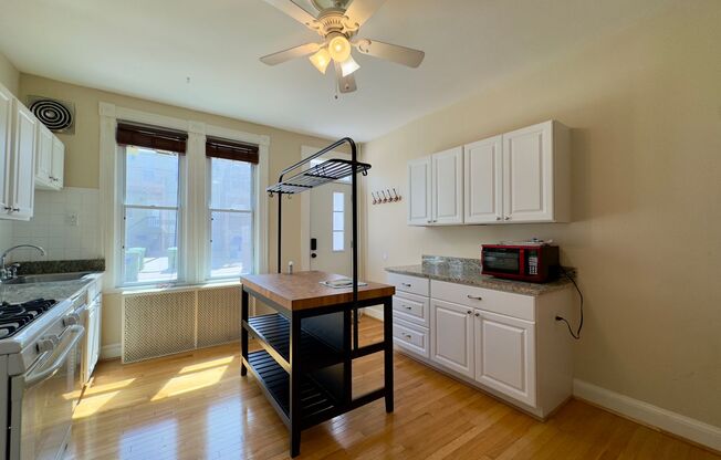 Charming 2Bed/1Bath Townhome in Highlandtown