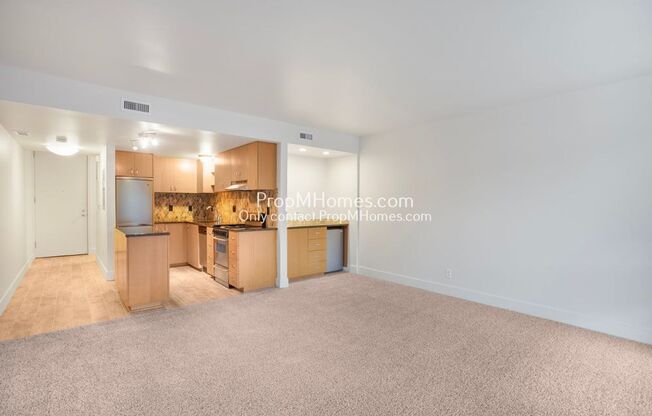 Gorgeous One Bedroom Lakeside Condo in Lake Oswego! Deposit Special!