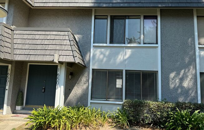 Beautiful 3 Bedroom, 3 Bathroom Townhome in Gated Community of Cerritos