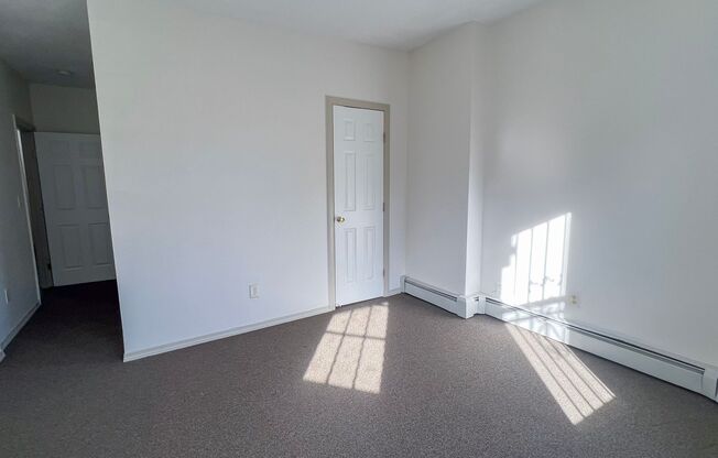 3 beds, 1 bath, $1,700, Unit 2E