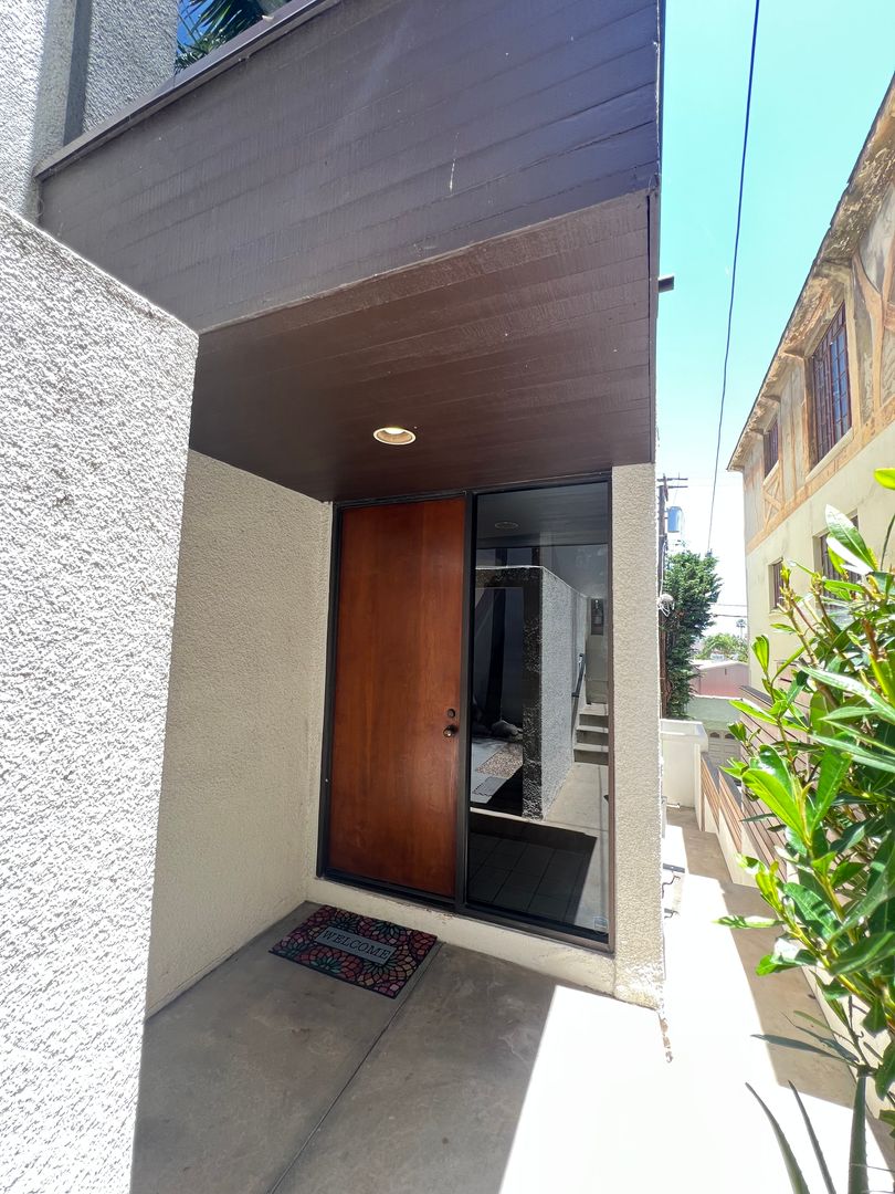 Modern 3-Level Belmont Heights Townhome Steps from 2nd Street