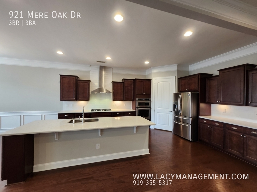 921 MERE OAK DR