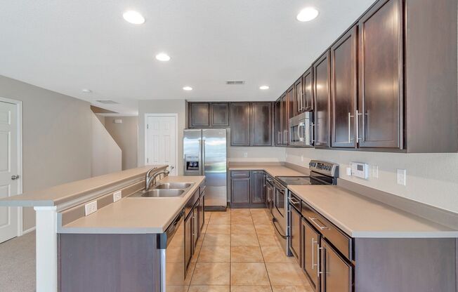 Green Valley Ranch 3BR | Walk-In Closet | Washer/Dryer | Reserved Parking