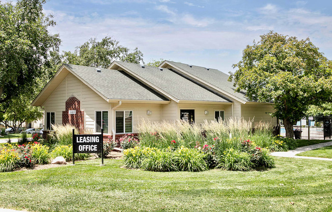 One- two- and three-bedroom apartment homes featuring amenities like three pools, fitness center, basketball court and much more at The Pointe in La Vista, NE
