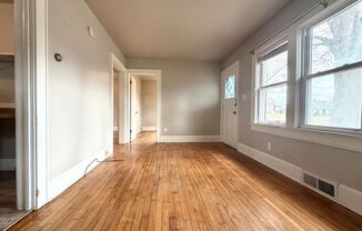 Cozy 2 Bedroom Single Family Home- Near Bellevue Wi