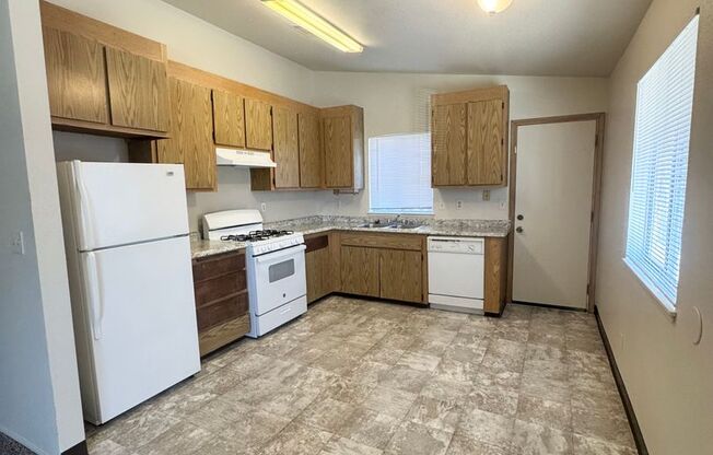 SPACIOUS 3 BEDROOM DUPLEX LOCATED IN NORTH REDDING